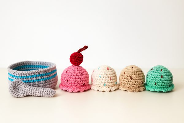 kids crochet play food sundae set - strawberry, vanilla, mint and chocolate ice cream scoop with spoon and bowl