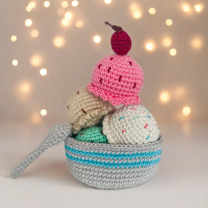 kids crochet play food sundae set - strawberry, vanilla, mint and chocolate ice cream scoop with spoon and bowl